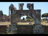 07008 ostia - regio i - forum - basilica (i,xi,5) - reste der marmordekoration - blick von osten.jpg